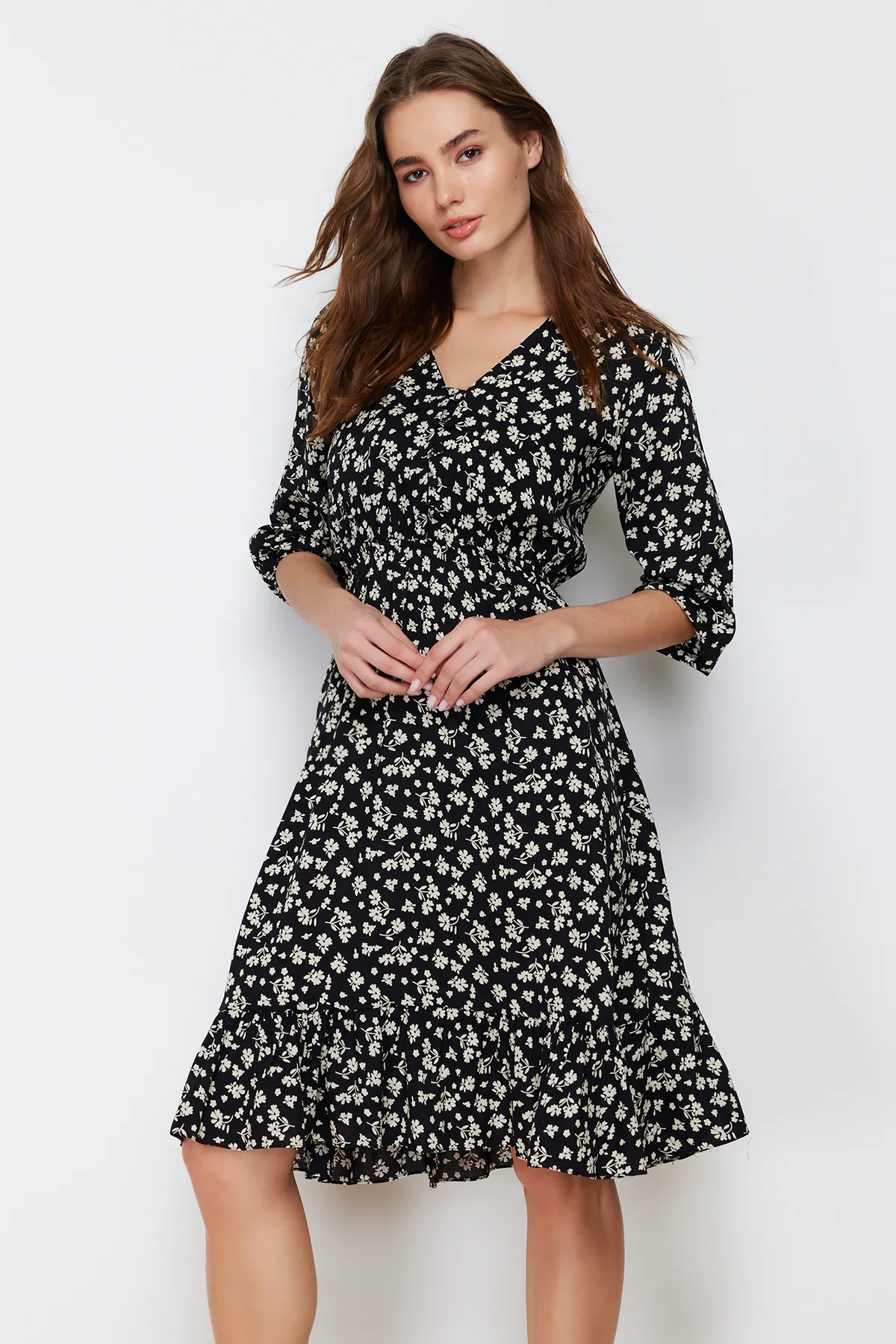 Trendyol Collection  Schwarzes, geblümtes, gewebtes Kleid mit Knöpfen TWOSS20EL0577
