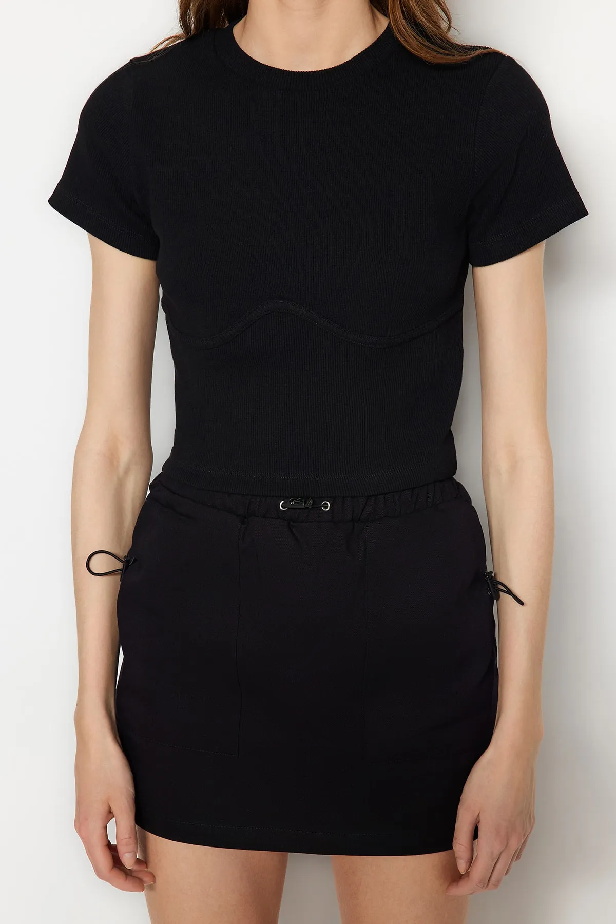 Trendyol Collection  Schwarze, gerippte, dehnbare Strickbluse mit Rundhalsausschnitt und detaillierter Paspelierung TWOAW21BZ0638