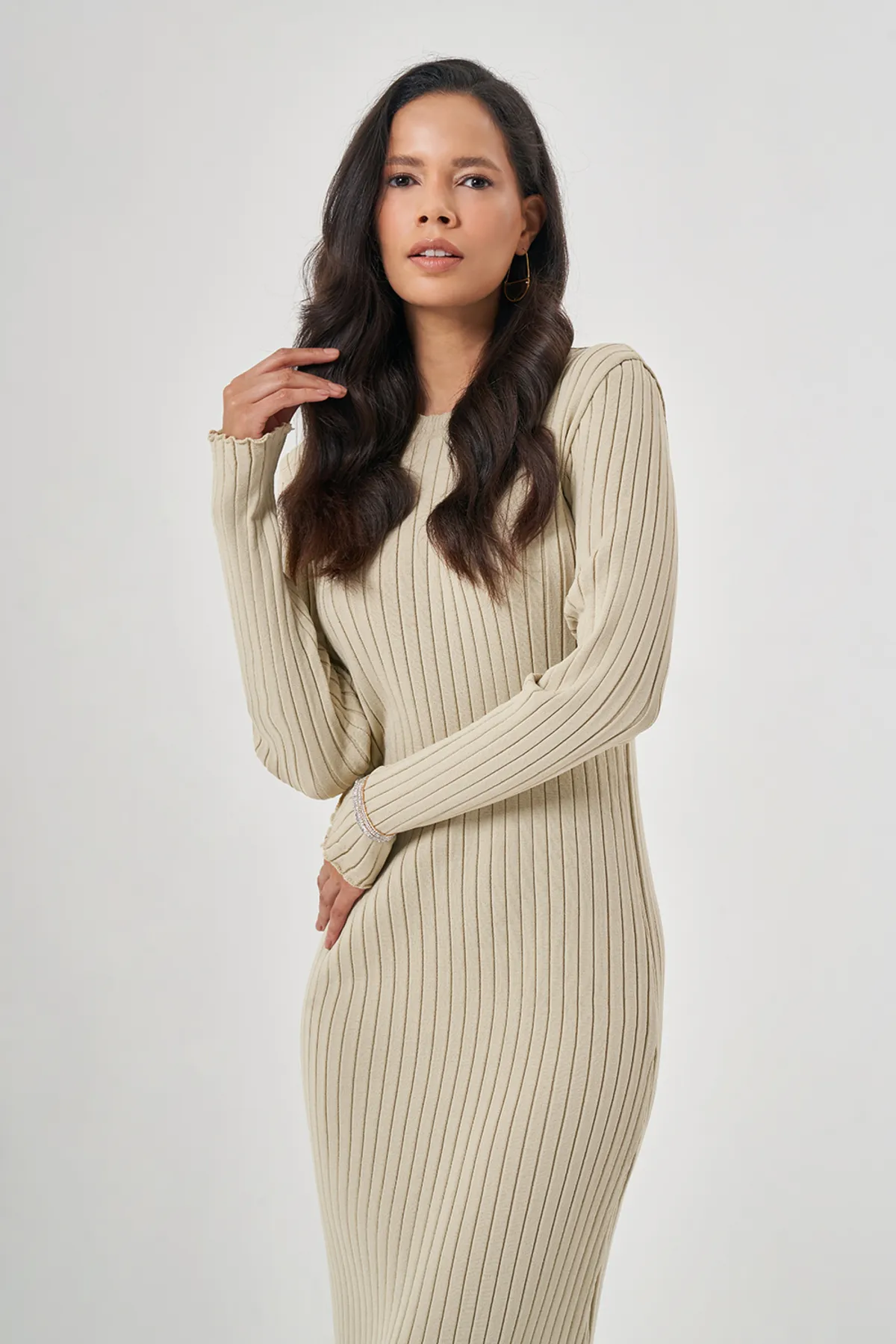 Mizalle  Geripptes Strickkleid in Beige mit O-Ausschnitt