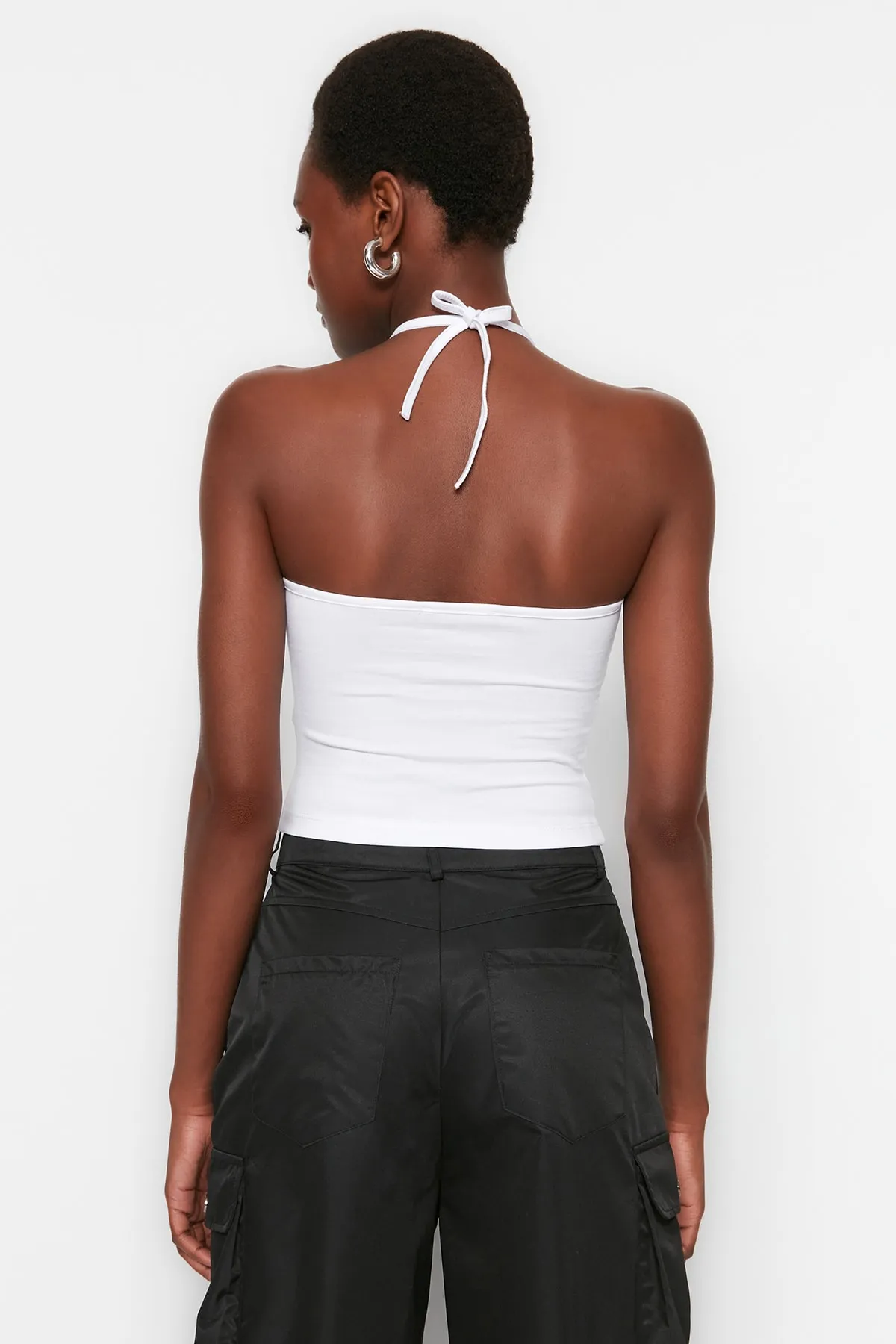 Trendyol Collection  Schwarz-weißes 2er-Pack Crop Bustier aus Baumwolle mit überkreuzten Trägern, dehnbar, gestrickt, TWOSS23BS00002