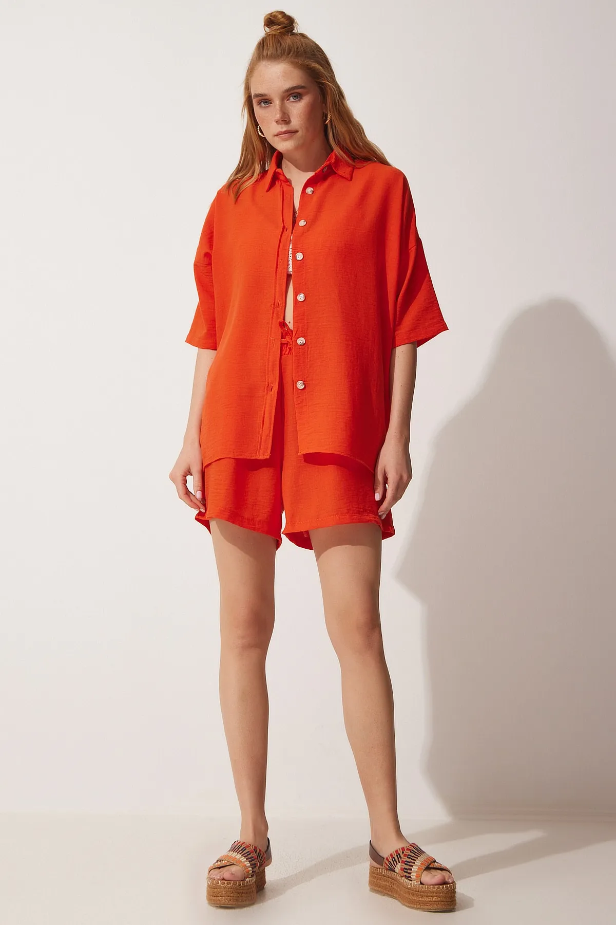 Happiness İstanbul  Oranges Sommer-Set aus Leinenhemd und Shorts für Damen CI00082