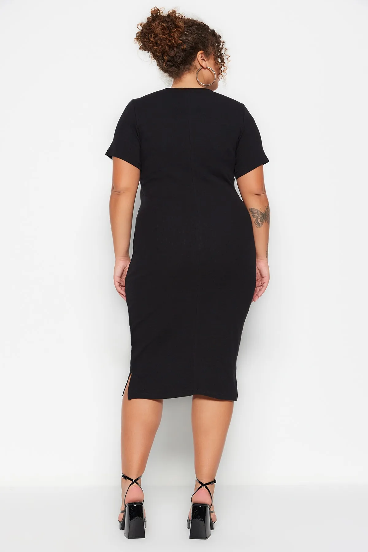 Trendyol Curve  Schwarzes, schnurgebundenes Strickkleid mit Ausschnitten und Schlitzen TBSSS23AH00250
