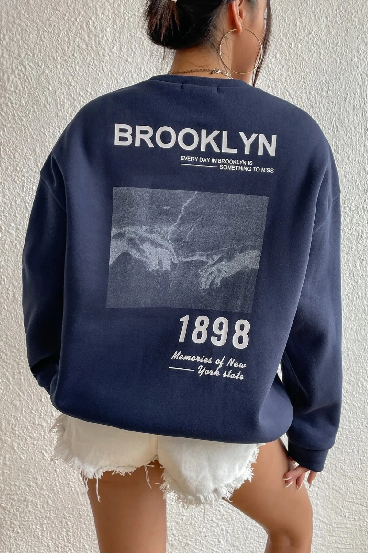 MODAGEN  Unisex-Sweatshirt „Brooklyn 1898“ in Marineblau mit Rundhalsausschnitt und Übergröße