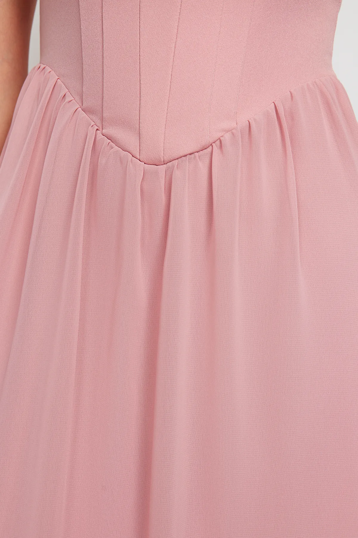 Trendyol Collection  Dusty Rose Taillenöffnung/Skater-gefüttertes Korsett, detailliertes, elegantes Abendkleid aus Tüll