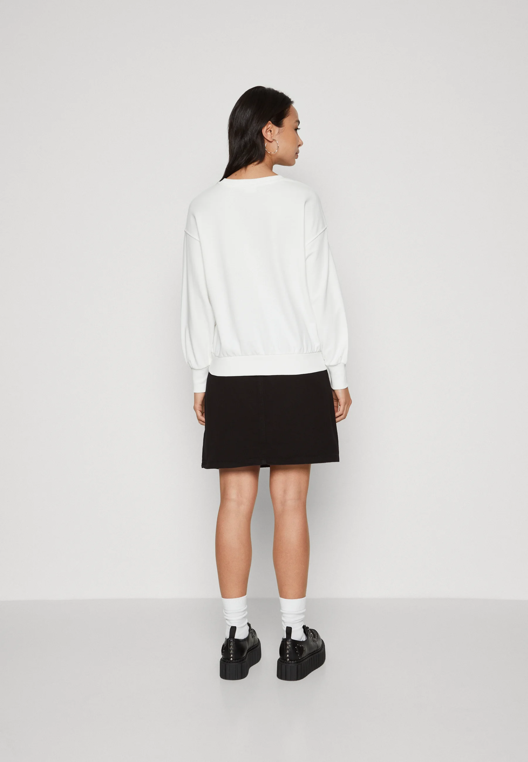 ONLY Petite ONLHANNA BORDADO CUELLO O - Sudadera