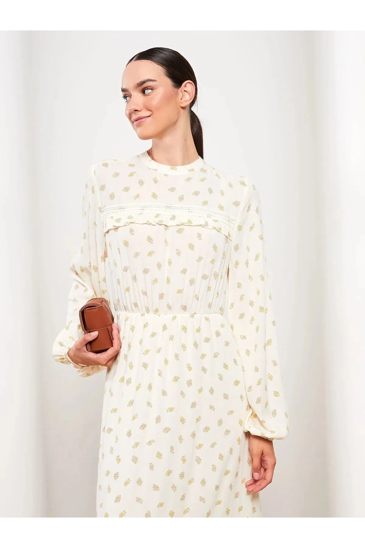 LC Waikiki  Gemustertes Damenkleid aus Viskose mit langen Ärmeln und Rundhalsausschnitt