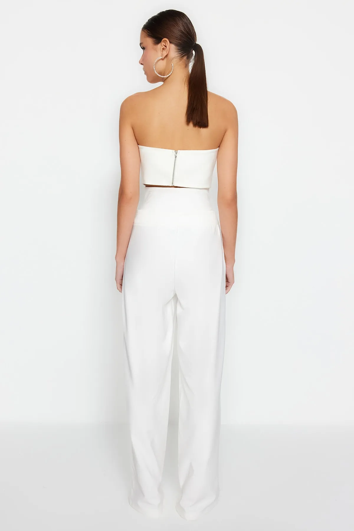 Trendyol Collection  Ecru gewebte Hose mit Korsettdetail TPRSS23PL00033