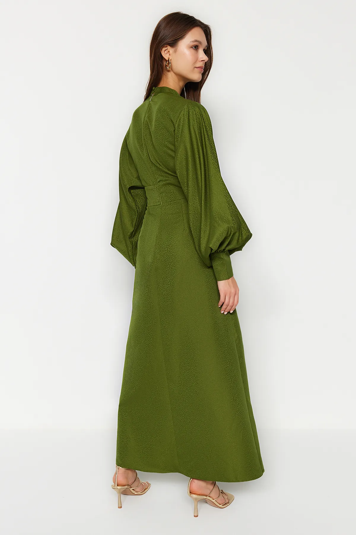 Trendyol Modest  Grüner, taillierter Jacquard-Satin mit Blumenmuster TCTSS23DB00017