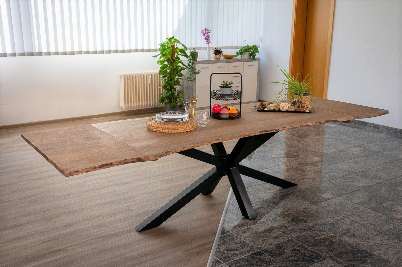 Junado® Baumkantentisch Jannik by Wolf Möbel, Akazienholz massiv, Tischplattenstärke: 26mm, echte Baumkante, schwarzes Spidergestell, bis 3,20 Meter erhältlich, inkl. Ansteckplatten (je 50cm)