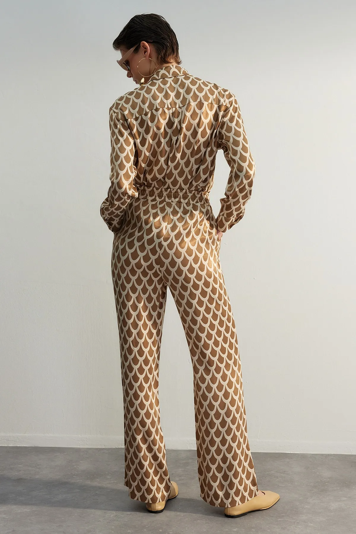 Trendyol Collection  Nerzfarbene, gewebte Hose mit weitem Bein und Satinmuster TWOSS23PL00157