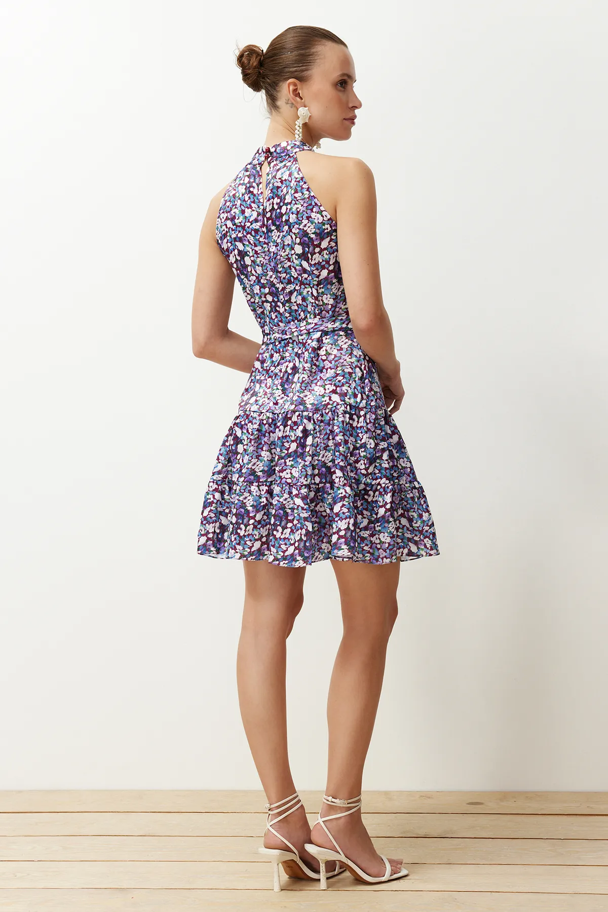 Trendyol Collection  Lilafarbenes Minikleid aus gewebtem Satin mit Blumenmuster TWOSS20EL2490