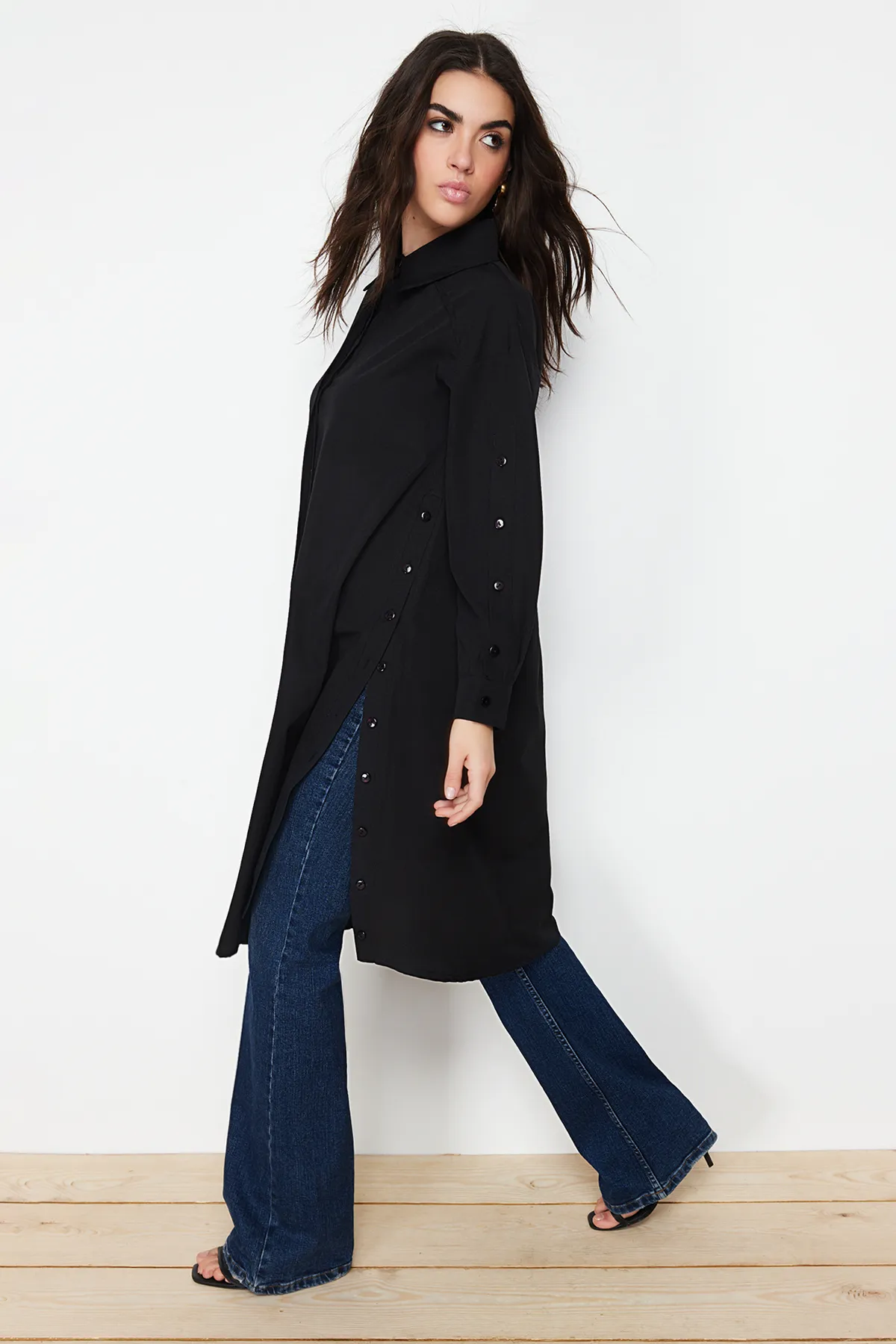 Trendyol Modest  Schwarzes langes gewebtes Hemd mit Knopfdetail TCTSS24TG00053