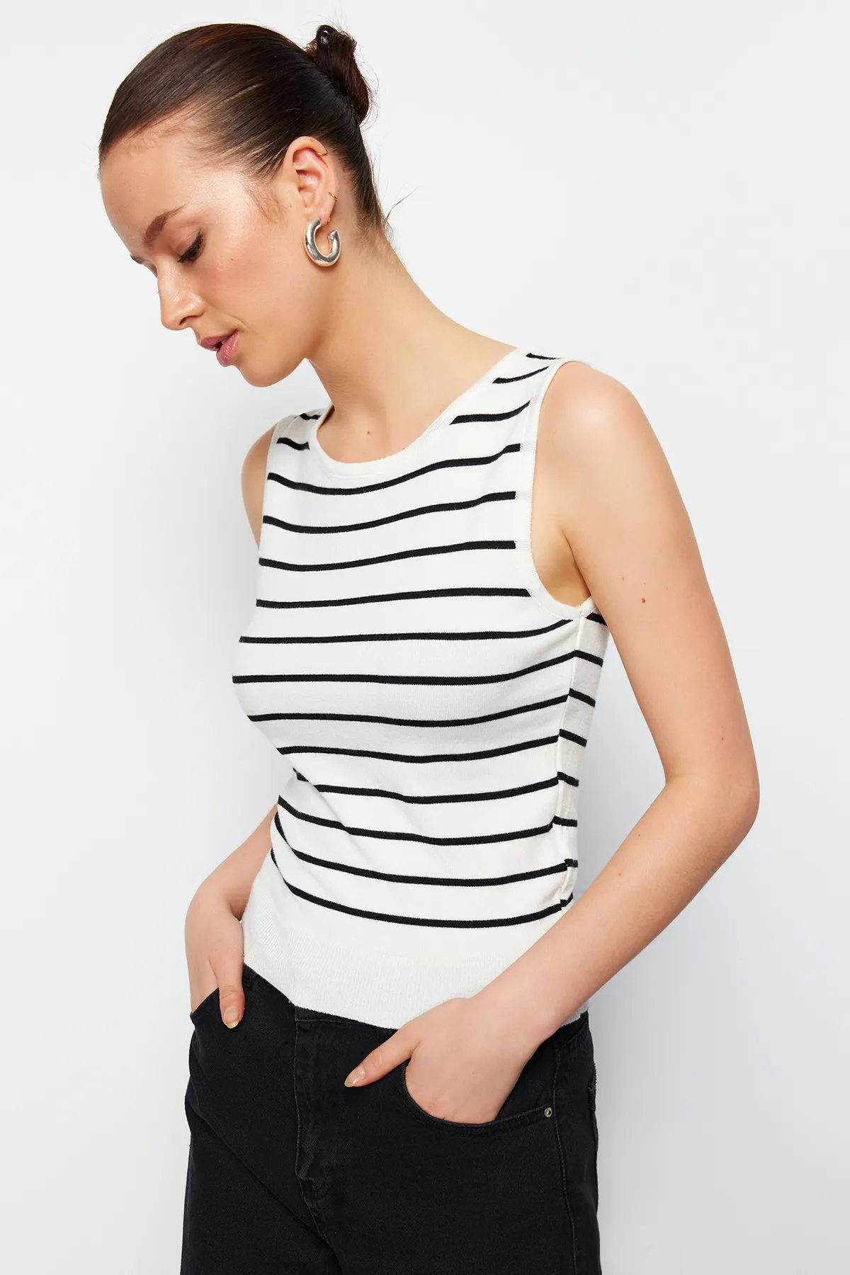 Trendyol Collection  Ecru Premium-Garn/Spezialgarn, gestreifte Strickbluse mit Polokragen TWOSS24BZ00387