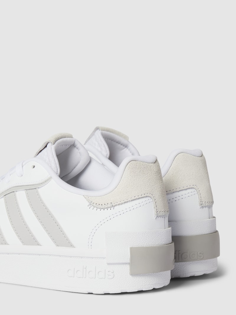 Sneaker mit Label-Detail in hellgrau