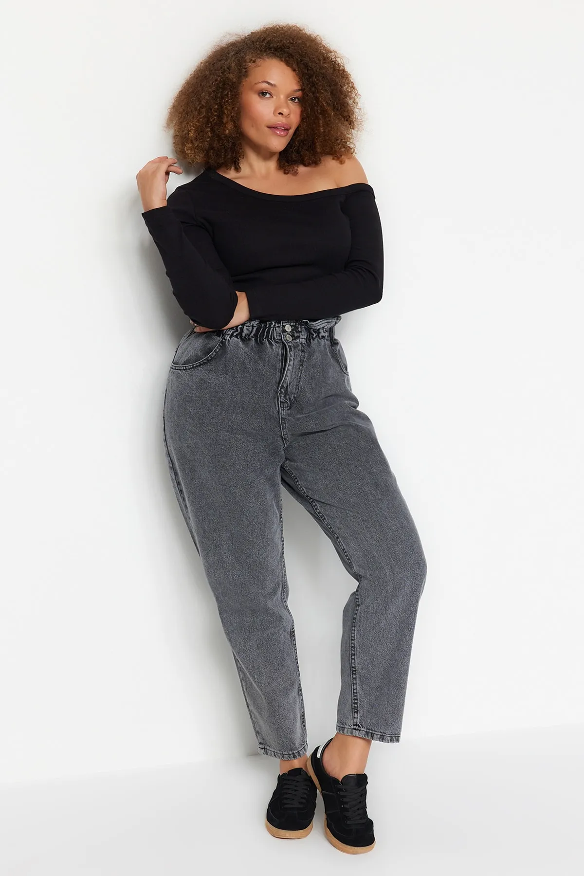 Trendyol Curve  Graue Mom-Jeans mit hoher Taille und elastischem Bund TBBAW23JE00002