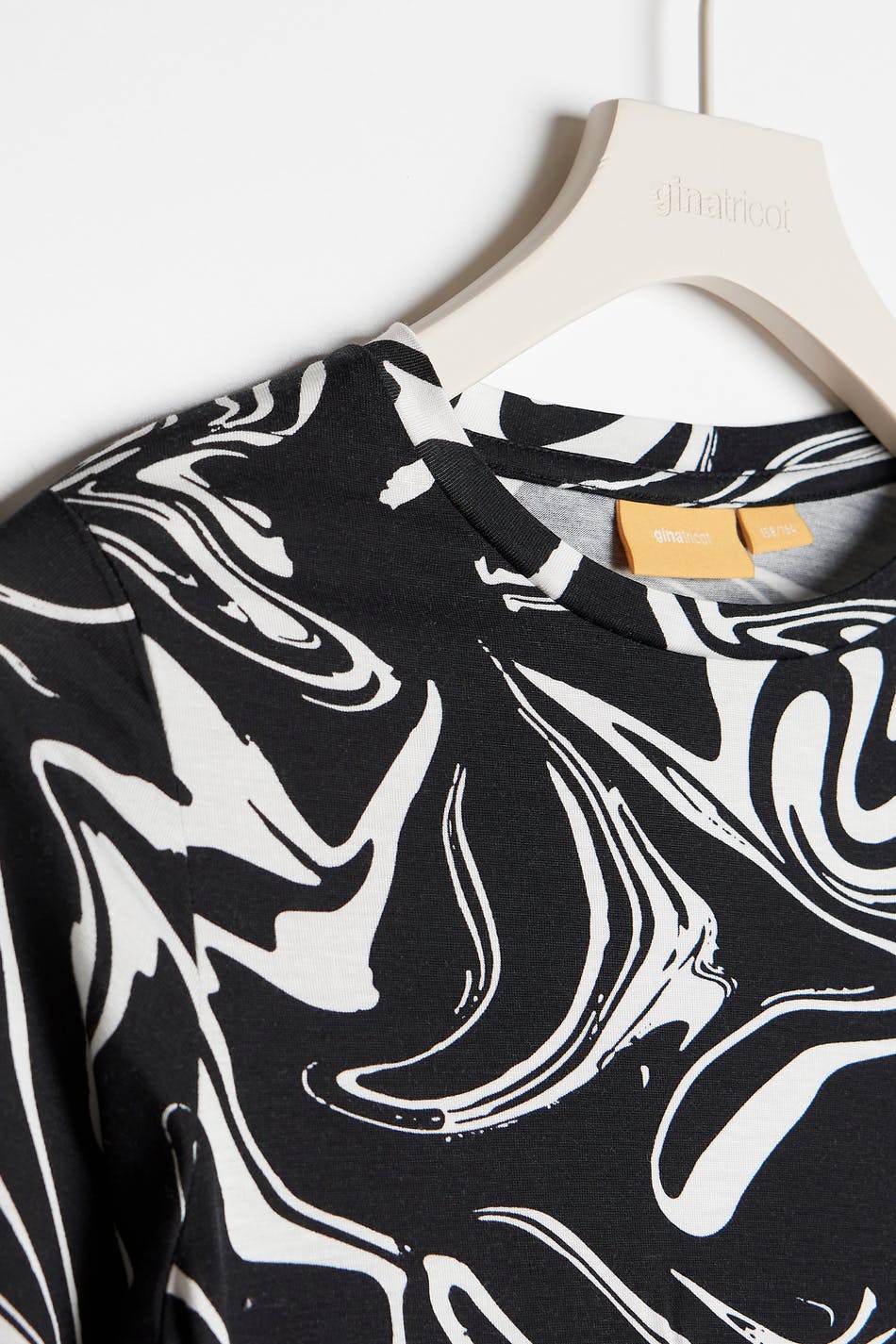S cutout swirl top