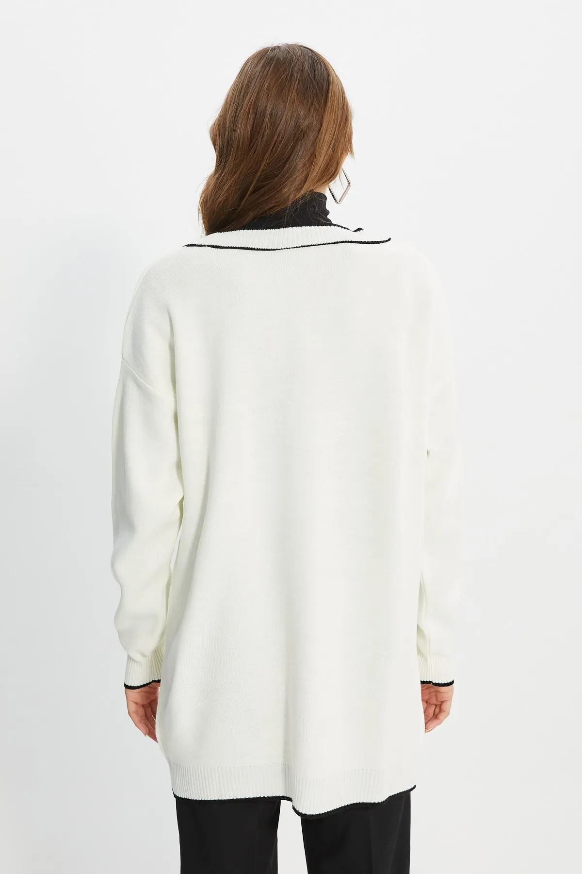 Trendyol Modest  Ecrufarbene Strickjacke mit kontrastierender Paspelierung TCTAW22TH0014