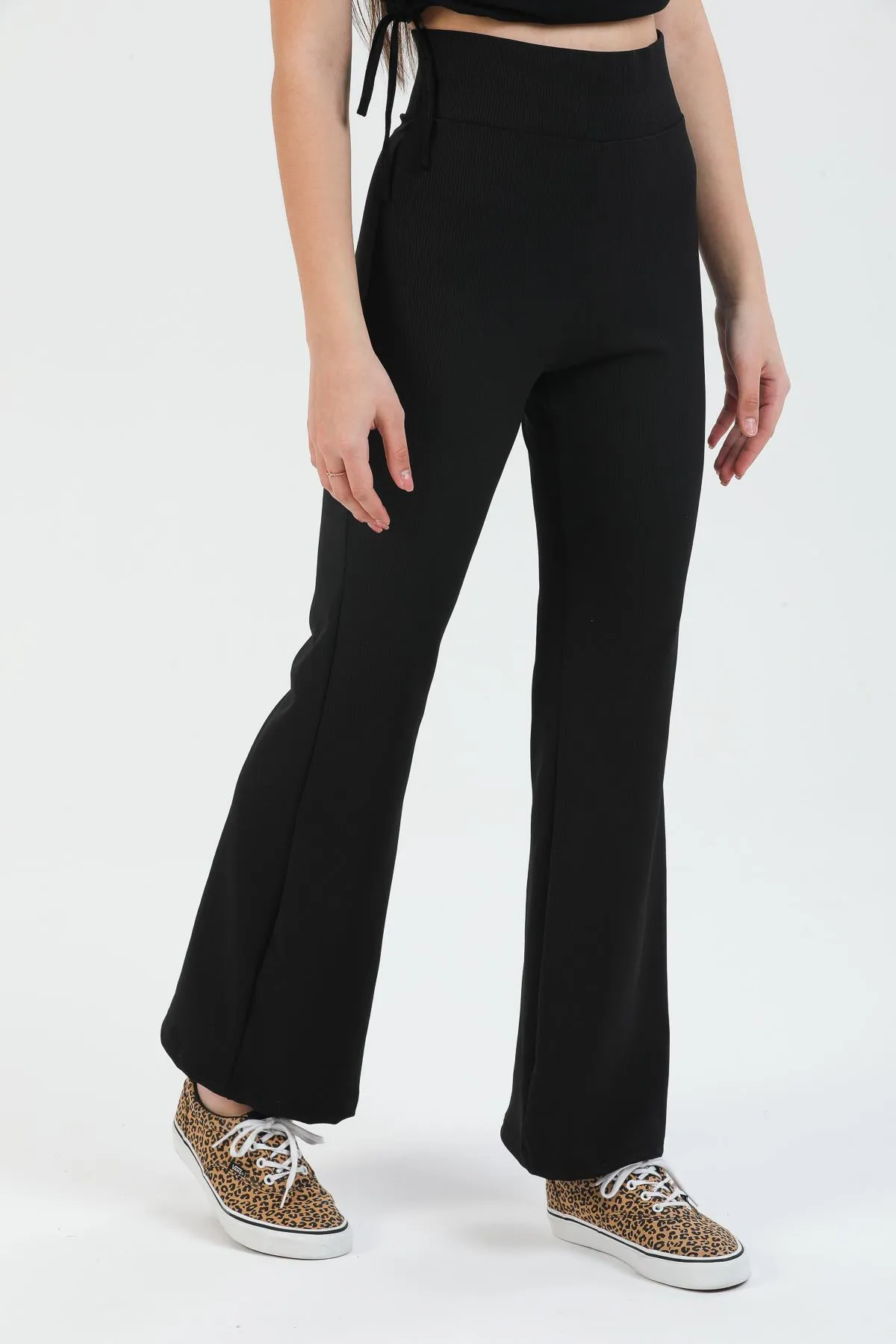 Domoda  Schwarze, gerippte, glättende Camisole-Strickstrumpfhose mit spanischem Schnitt und hoher Taille