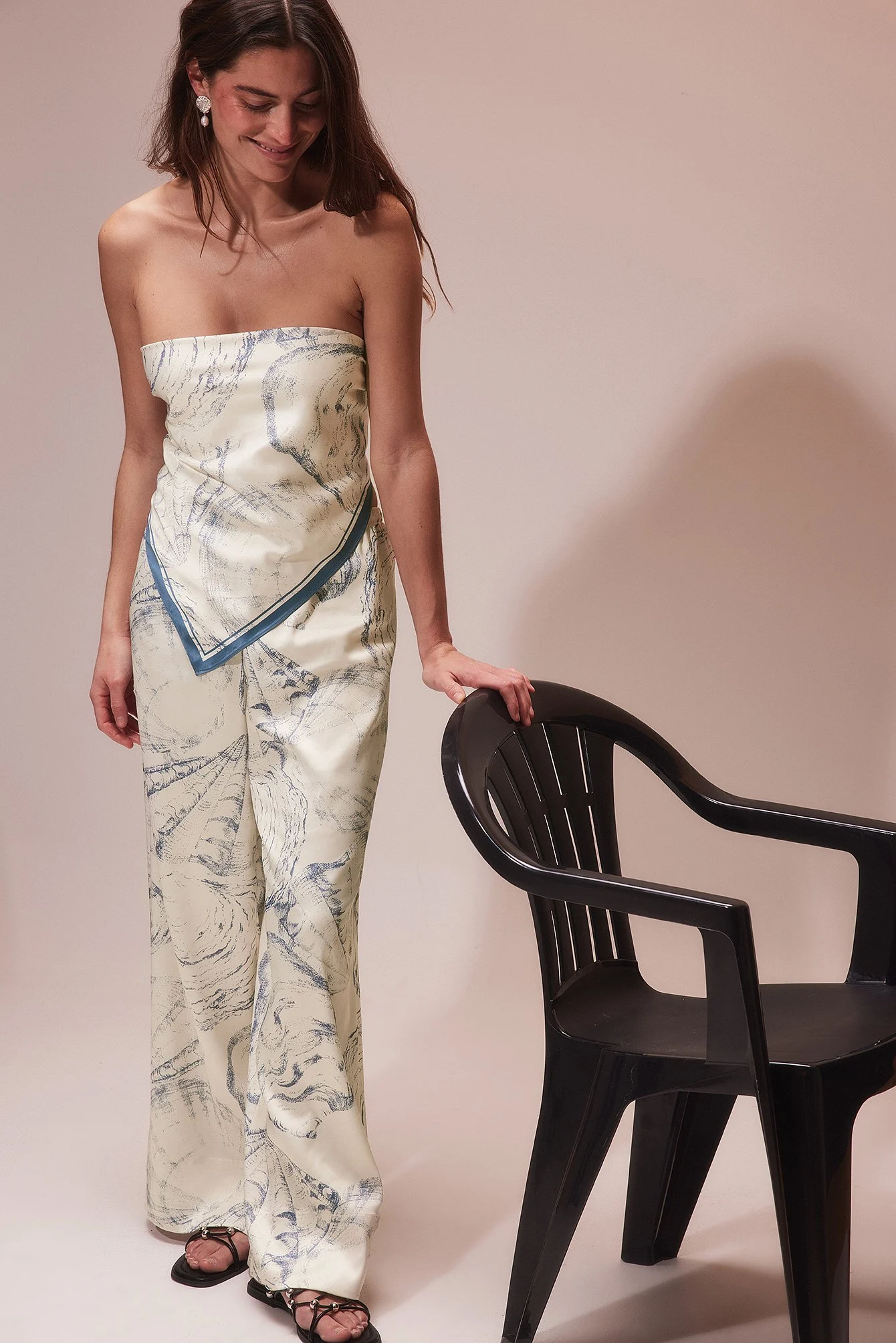Satin-Hose mit elastischer Taille und mittelhohem Bund