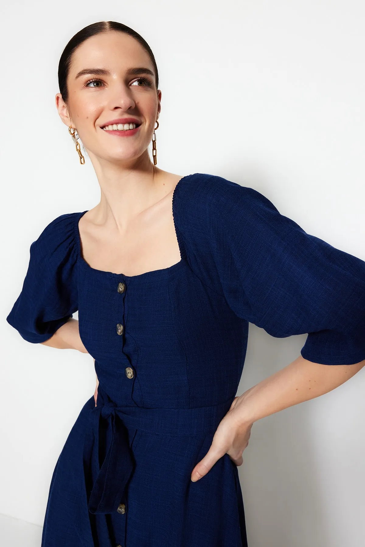 Trendyol Collection  Marineblaues, gewebtes Midikleid mit Gürtel und Knöpfen TWOSS19IE0009