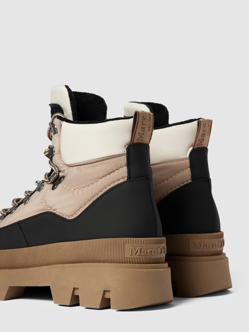 Schnürboots mit Label-Details in schwarz