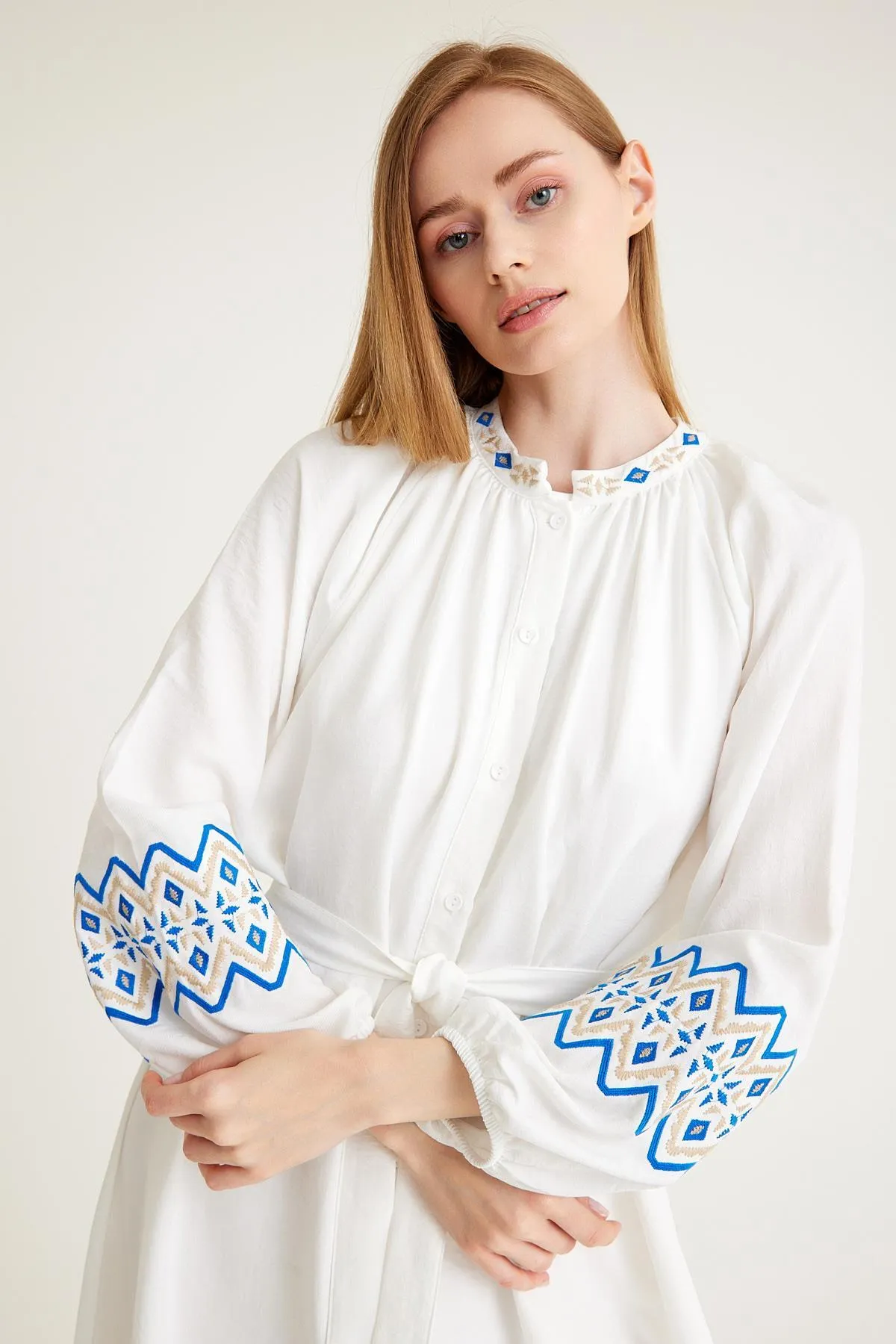 Olcay  WEISSES Kleid mit Chief-Kragen und Stickerei-Details 2604-EY