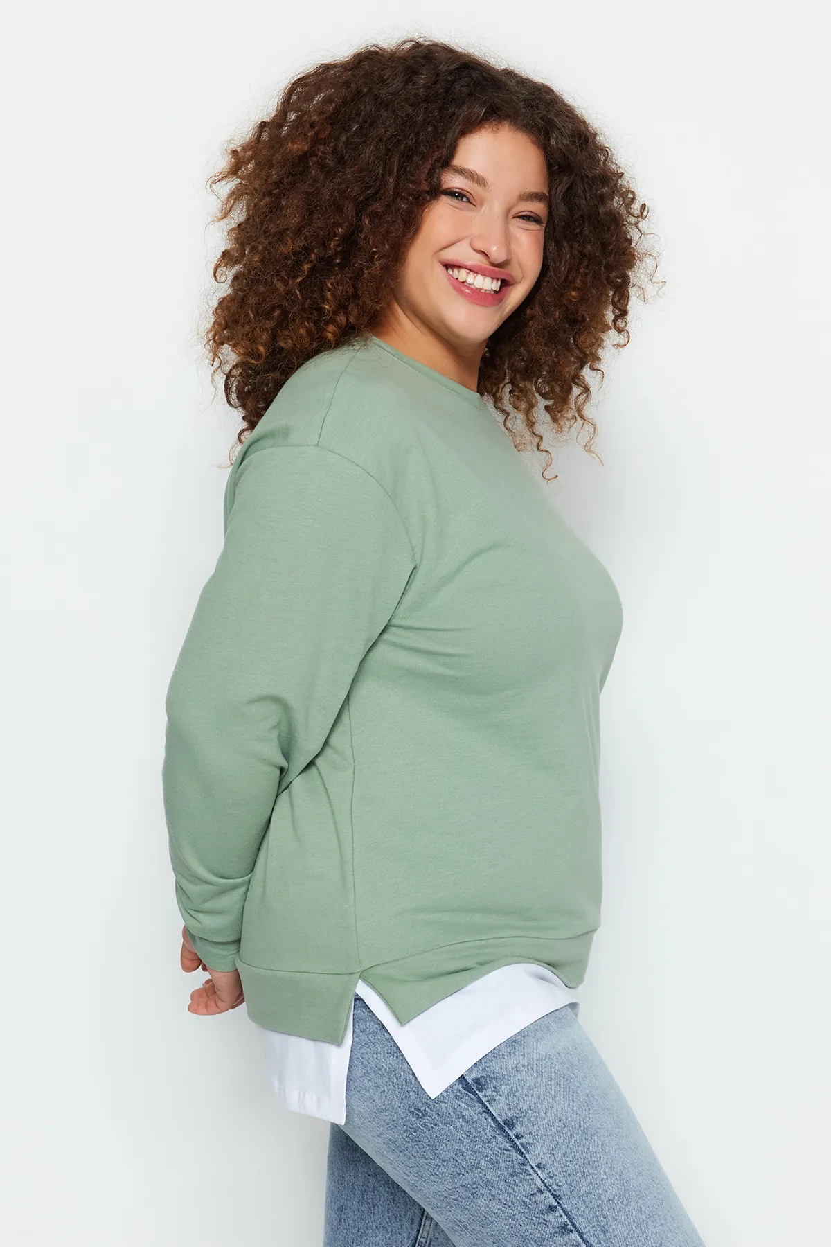 Trendyol Curve  Grünes Entfernen des unteren T-Shirt-Looks, dünnes gestricktes Sweatshirt TBBAW23AO00024