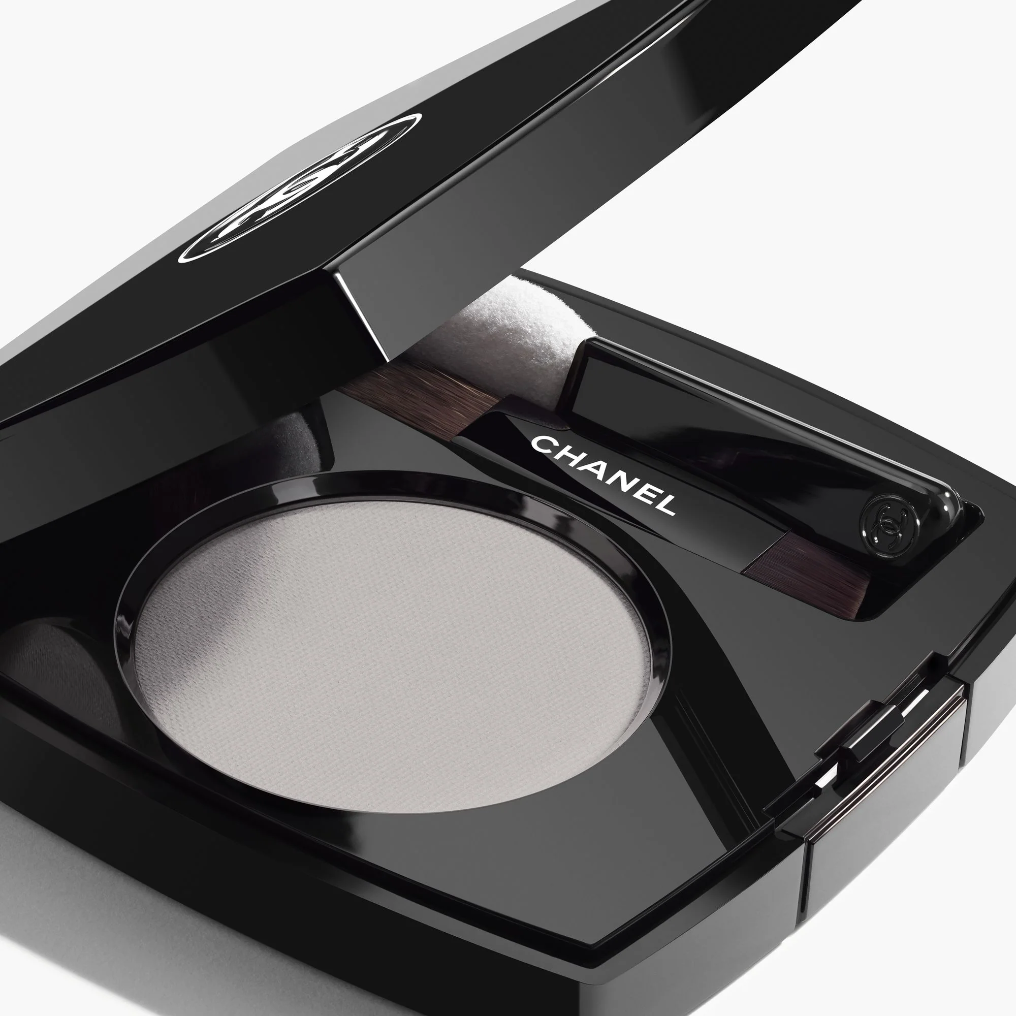 OMBRE ESSENTIELLE – DAUGIAFUNKCIS, ILGAI IŠLIEKANTIS AKIŲ ŠEŠĖLIŲ PADAŽAS
