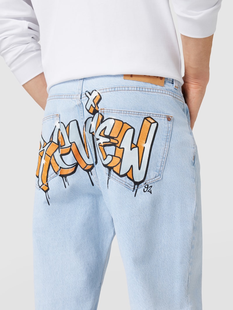 Jeans mit Label-Print in hellblau