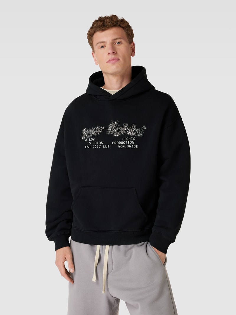 Hoodie mit Ziersteinbesatz in schwarz