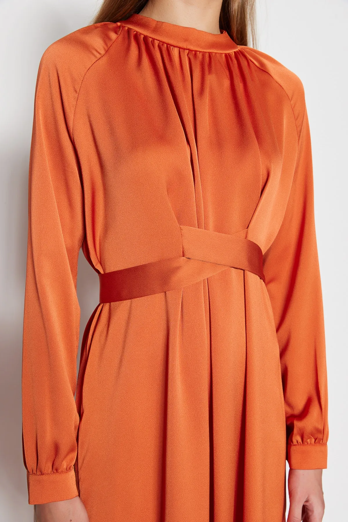 Trendyol Modest  Orangefarbenes Abendkleid aus Satin mit Gürtel TCTSS23DB00038