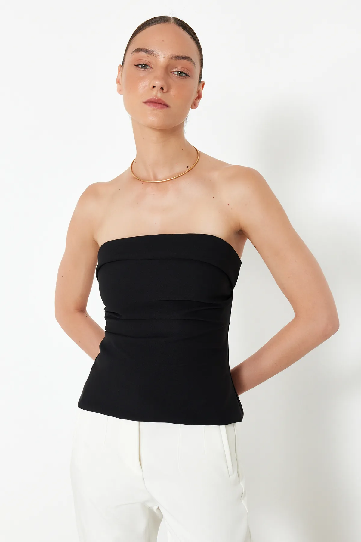 Trendyol Collection  Schwarze trägerlose taillierte Webbluse TWOSS24BZ00348