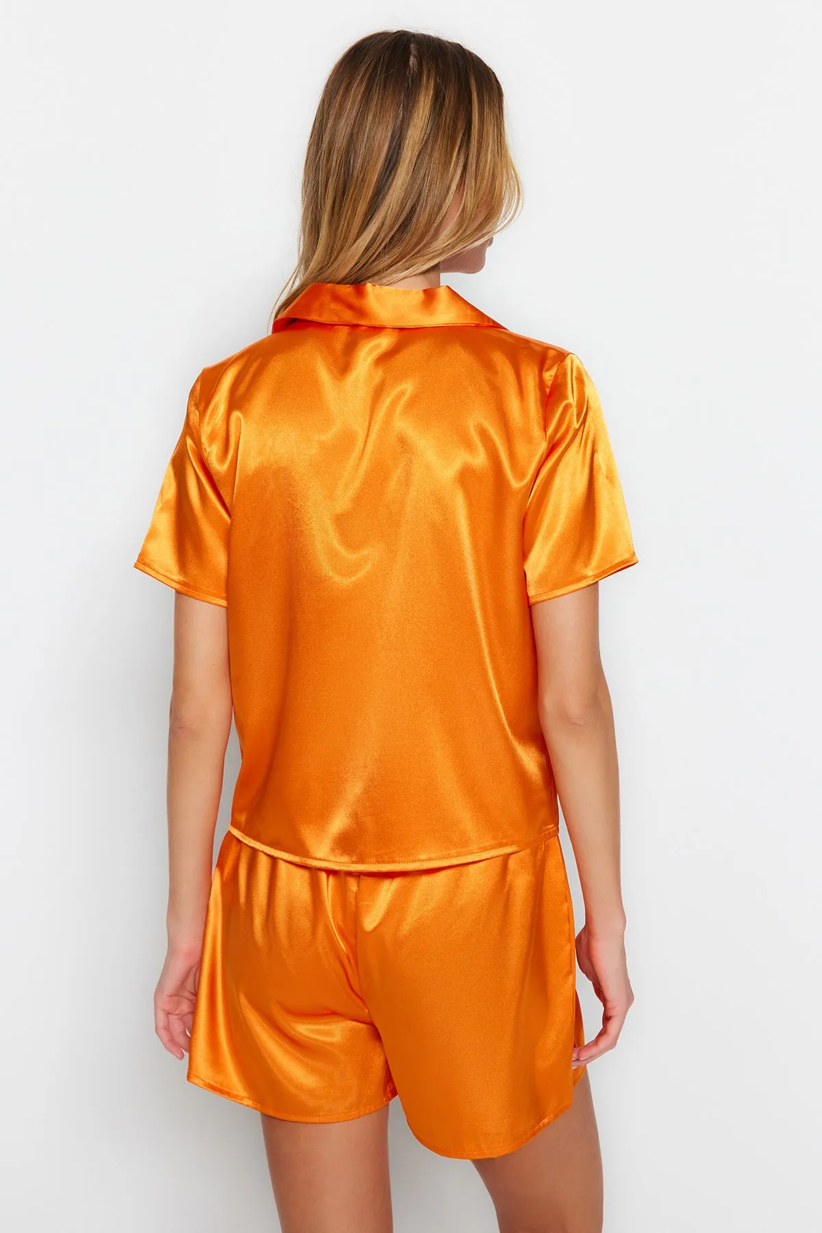 Trendyol Collection  Orange besticktes Satin-Hemd-Shorts-Pyjama-Set aus Webstoff THMSS22PT0395