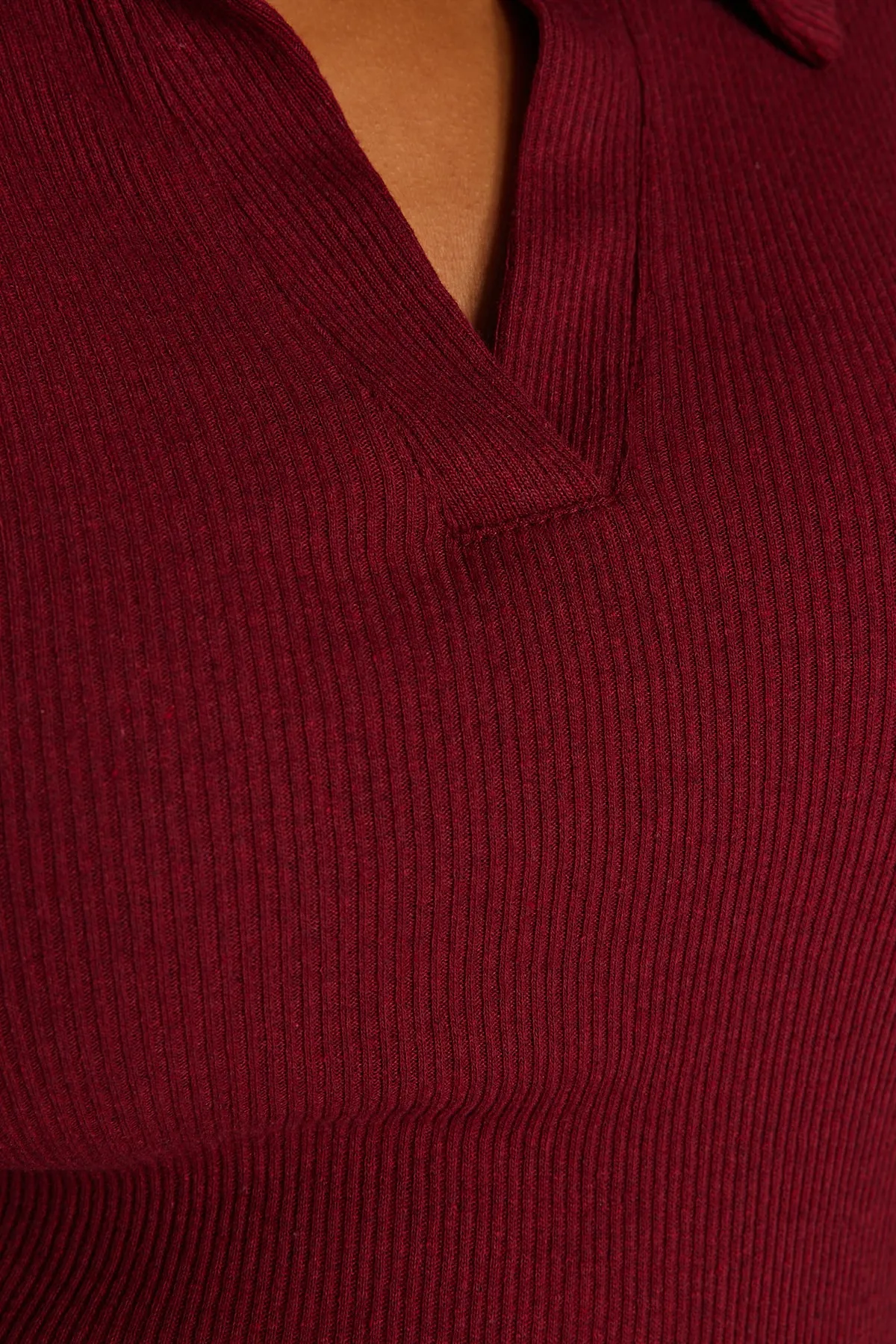 Trendyol Curve  Weinroter, taillierter Strickbody mit geripptem Hemdkragen und Druckknopfverschluss TBBAW23CS00007