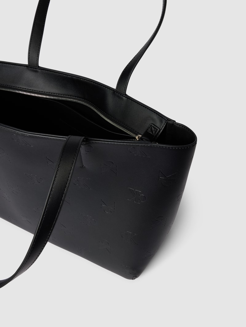 Handtasche mit Allover-Label-Prägung Modell 'SLEEK' in schwarz