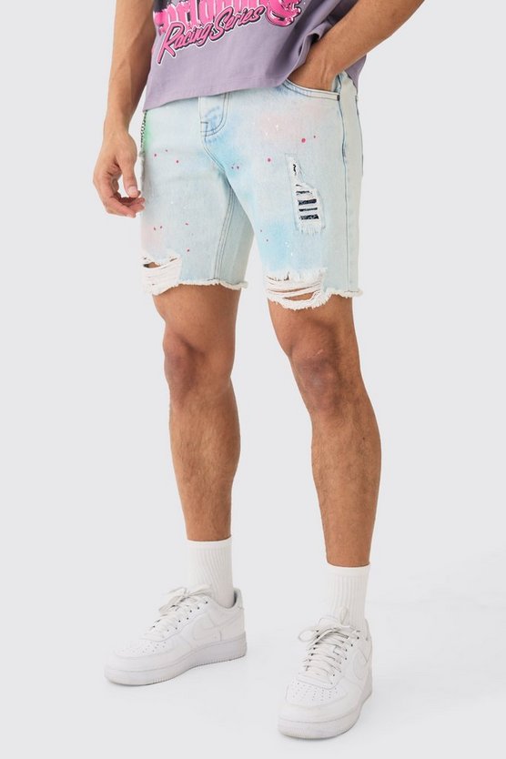 Lockere hellblaue Jeansshorts mit Farbspritzern