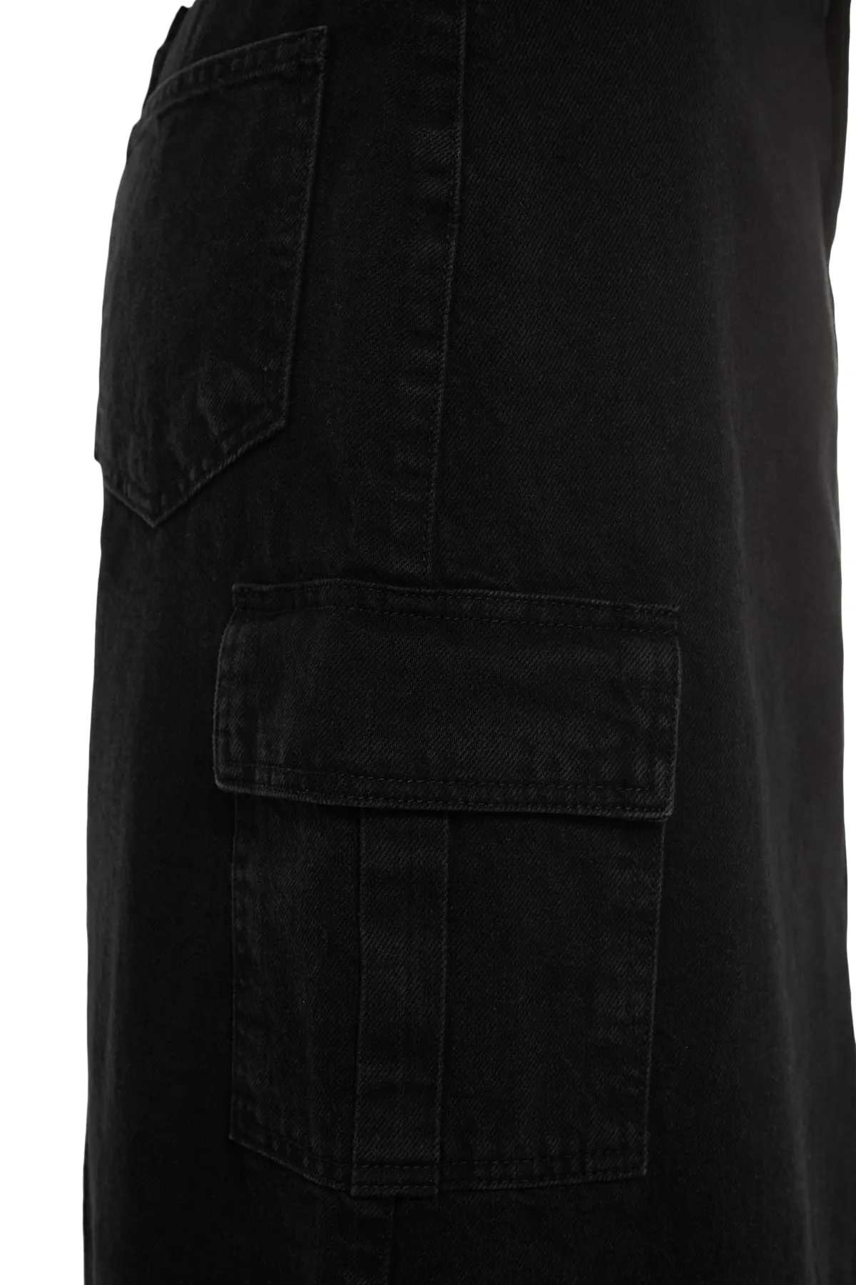 Trendyol Collection  Schwarzer Midi-Jeansrock mit hoher Taille und Cargo-Taschendetail TWOSS23ET00110