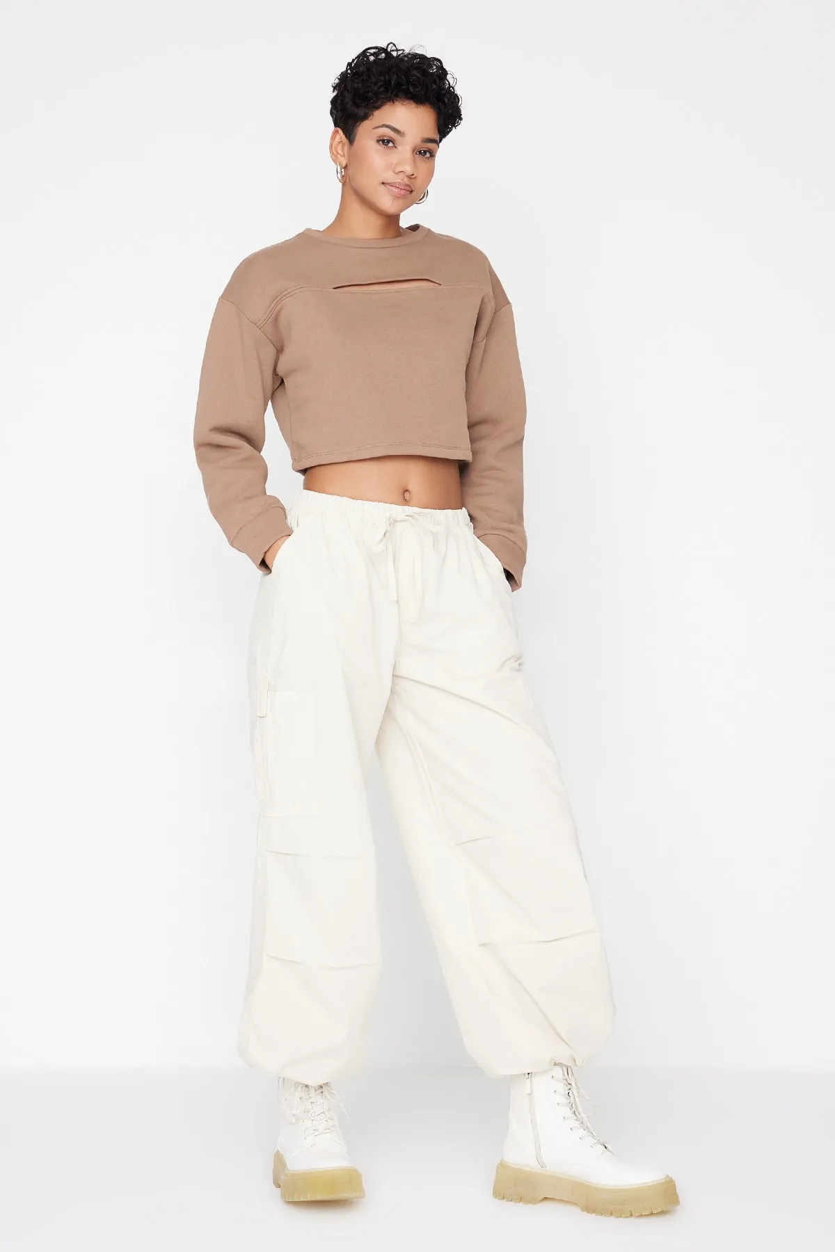 Trendyol Collection  Beige Jogginghose mit normaler Taille und Taschendetail TWOAW23JE00740/Beige