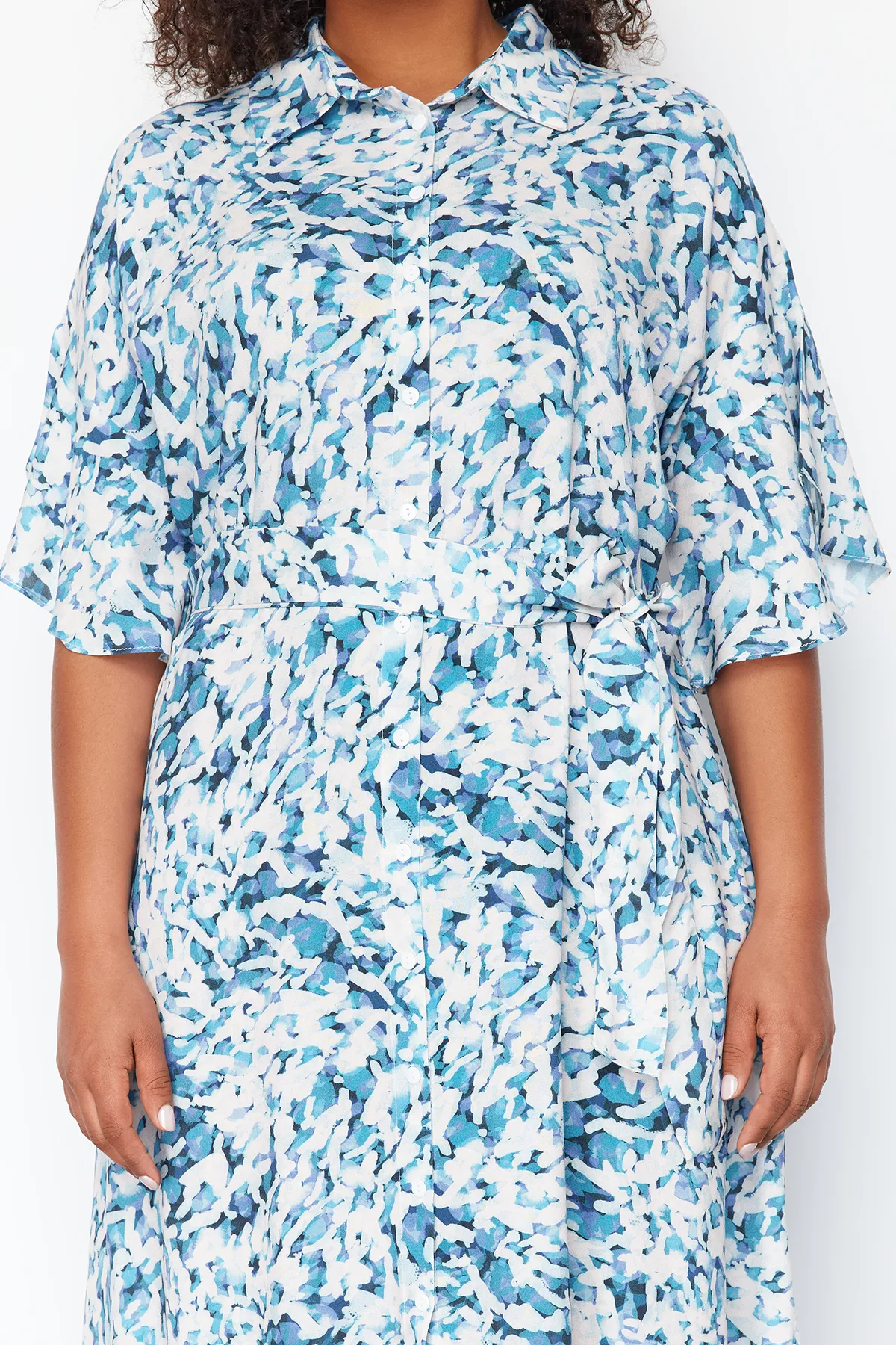 Trendyol Curve  Weiß-blaues Shally Woven Kleid in Übergröße