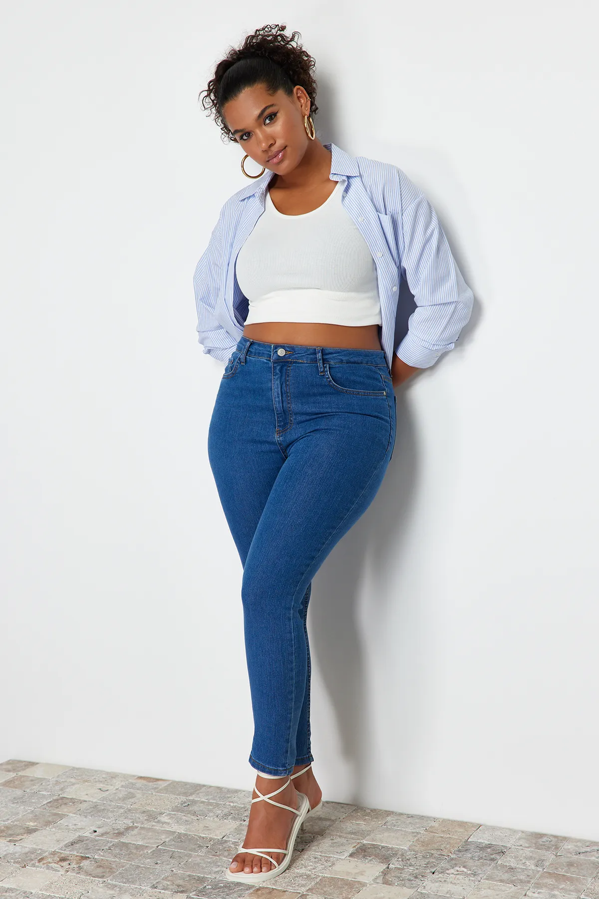 Trendyol Curve  Hellblaue, extra flexible Röhrenjeans TBBSS24CJ00006