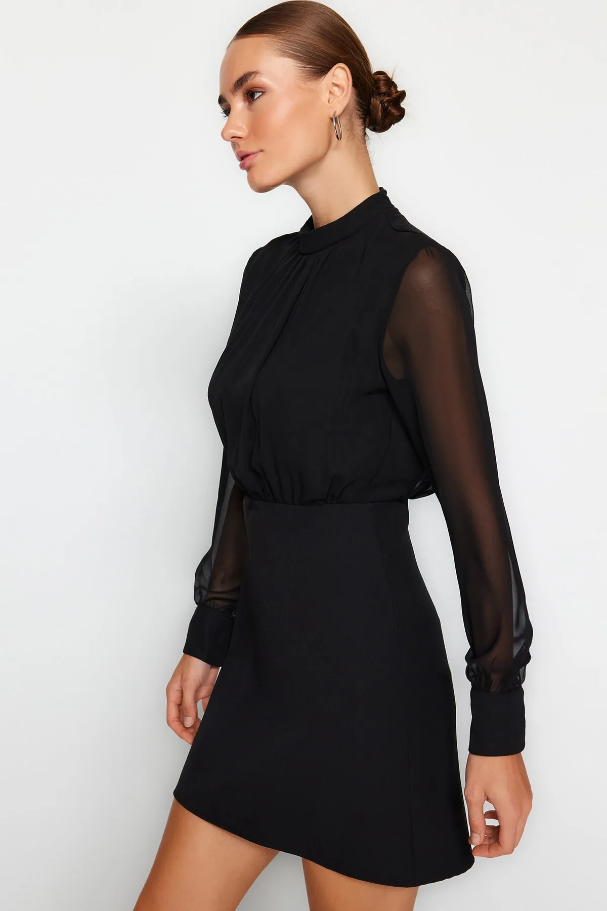 Trendyol Collection  Schwarzes A-Linien-Minikleid aus Chiffon mit Stehkragen und Futter TWOAW24EL00296