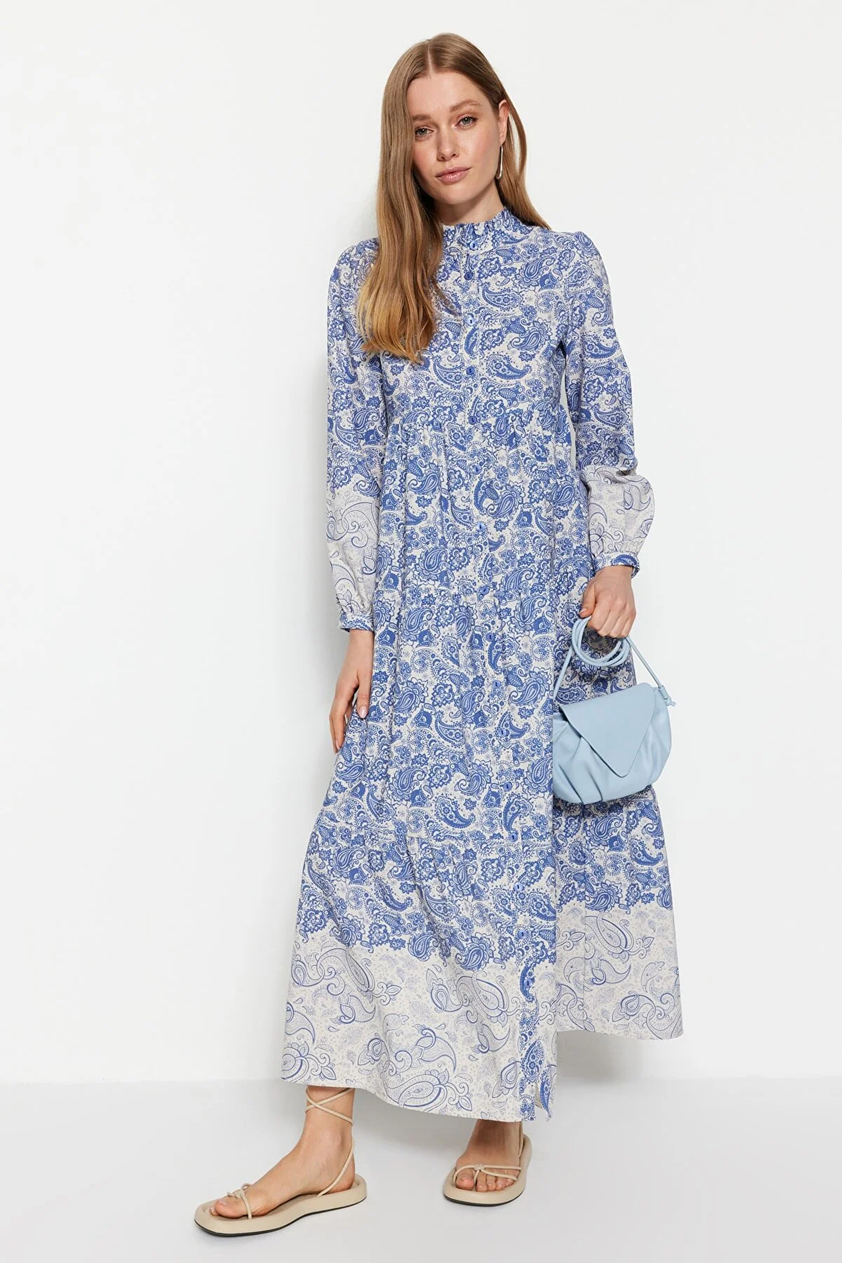 Trendyol Modest  Blaues, gewebtes Hemdkleid mit ethnischem Muster und vorherrschendem Kragen in Leinenoptik TCTSS23EB00286