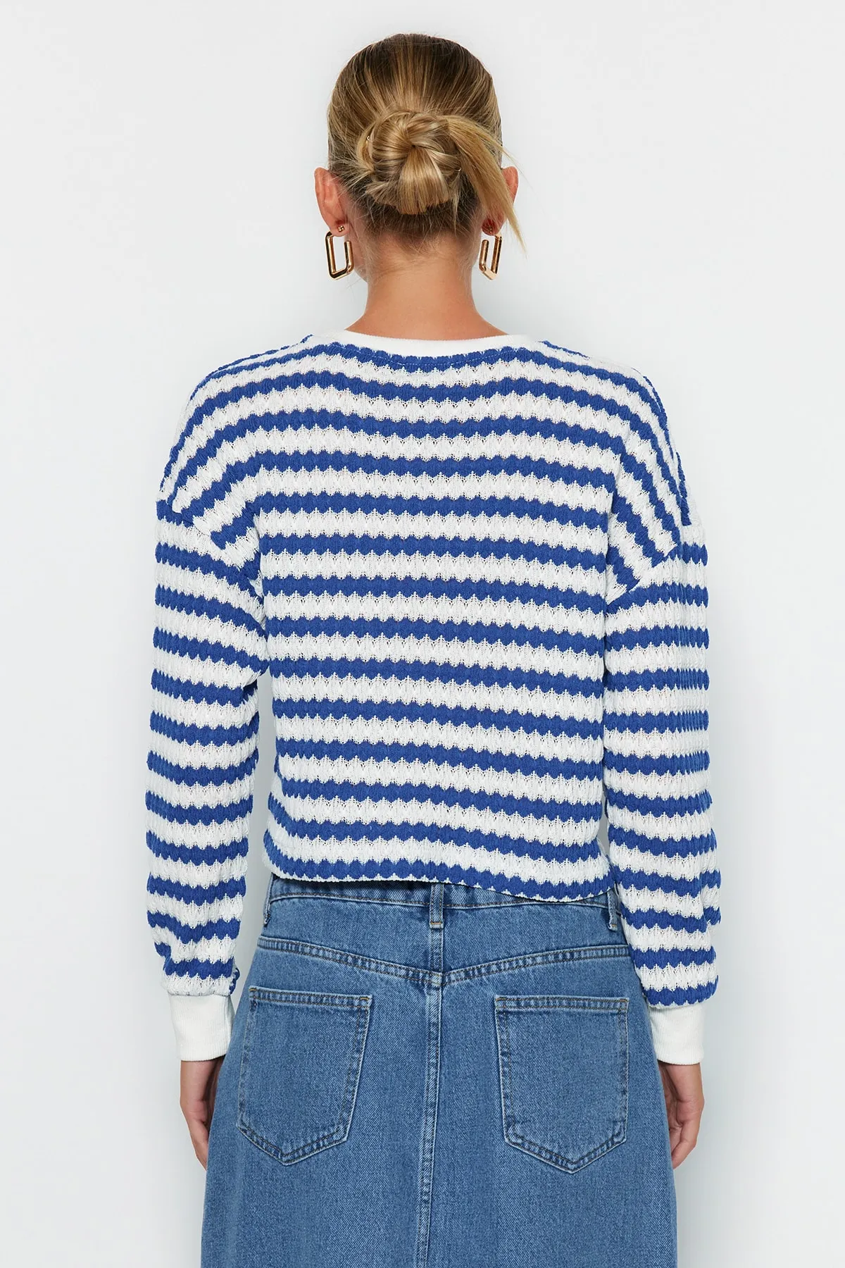 Trendyol Collection  Blau gestreifter Strickpullover TWOAW24KZ00150