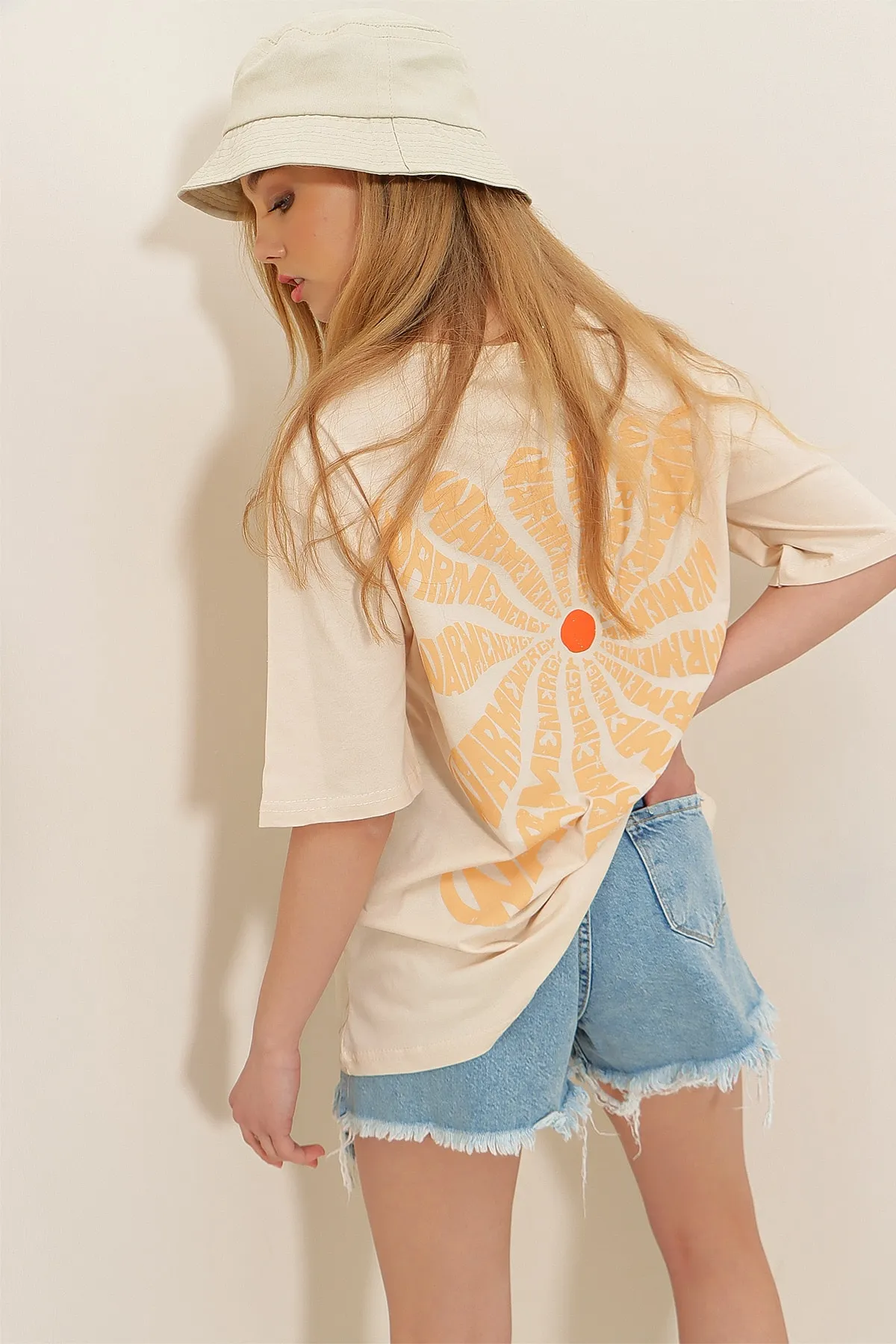 Trend Alaçatı Stili  Beigefarbenes Oversize-T-Shirt aus 100 % Baumwolle mit Rundhalsausschnitt vorne und hinten und Flockdruck für Damen ALC-X7978