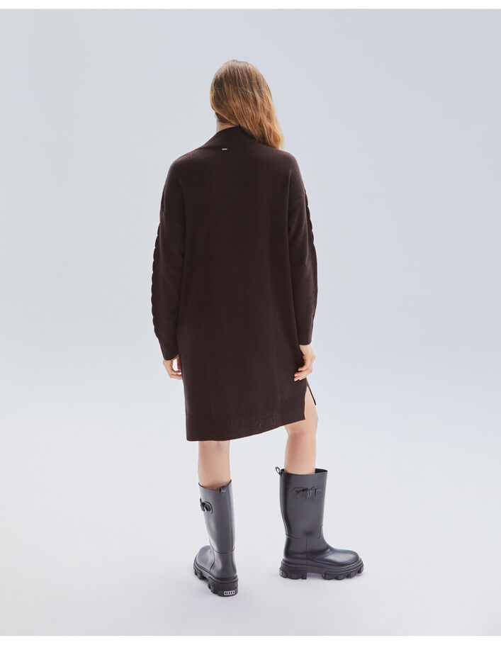 Robe chocolat tricot boutons gravés sur l'épaule Femme