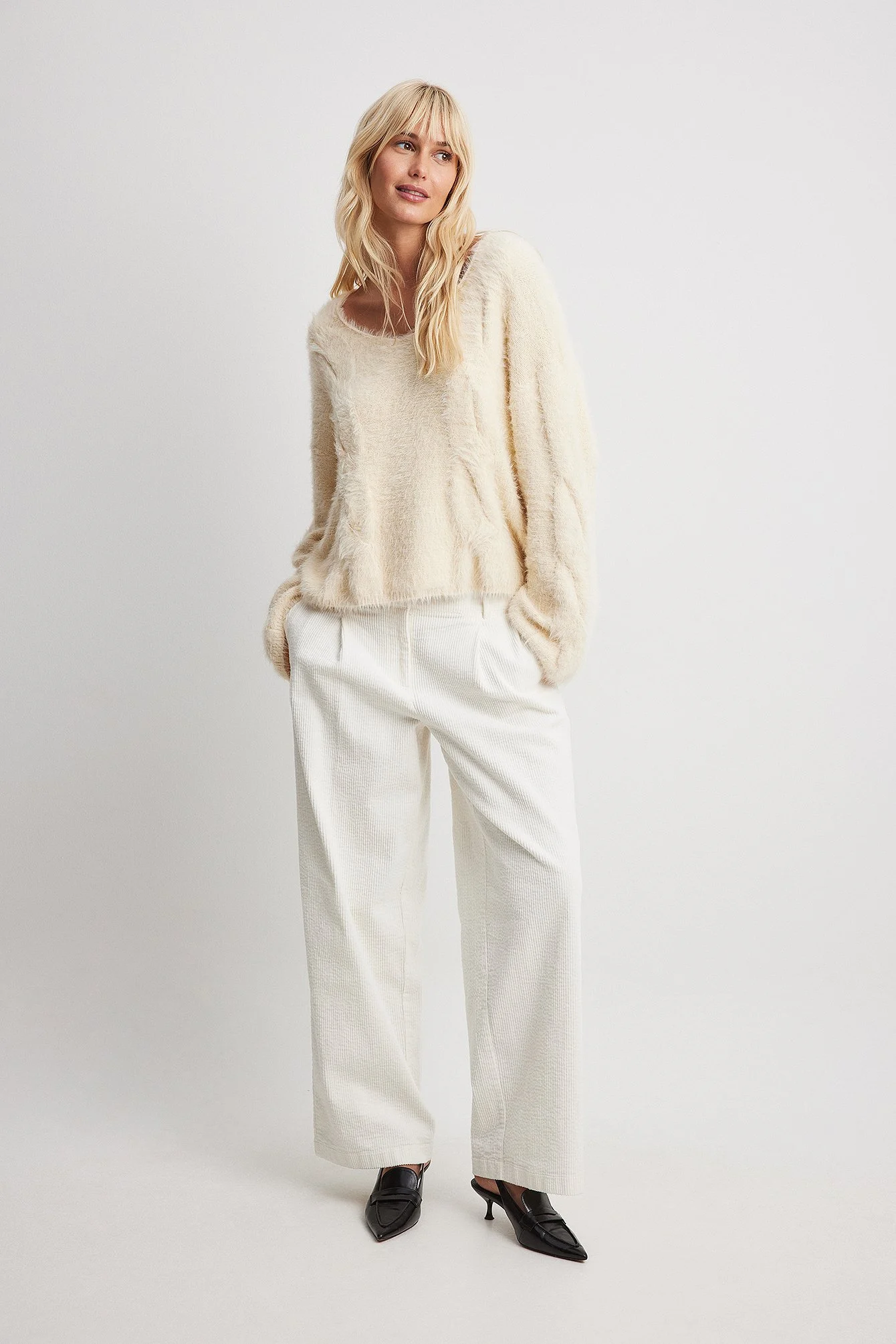 Strickpullover mit Zopfmuster und V-Ausschnitt