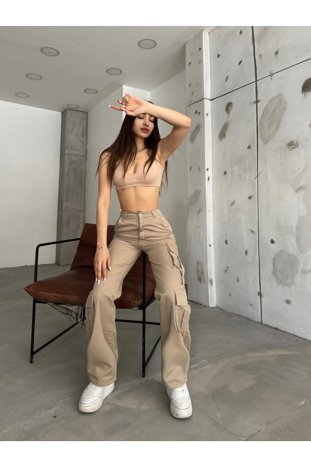 BİKELİFE  Beigefarbene Cargohose mit hoher Taille und mehreren Taschen und weitem Bein