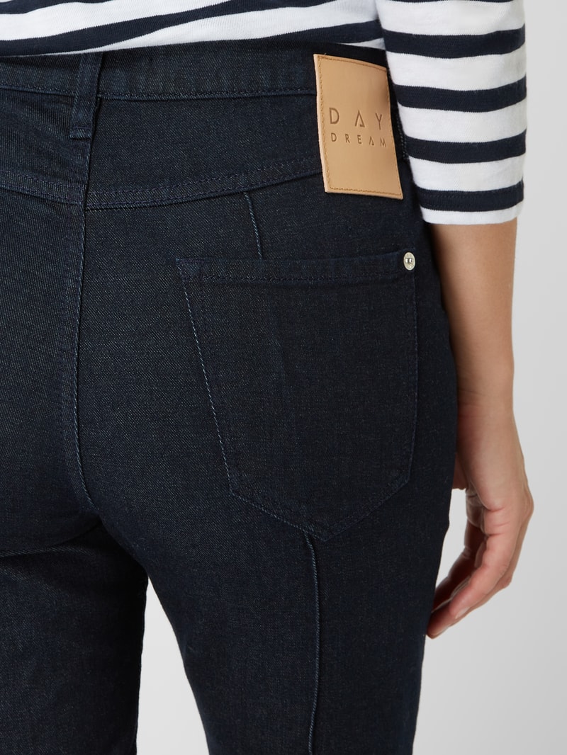 Flared Fit Jeans mit Stretch-Anteil in dunkelblau