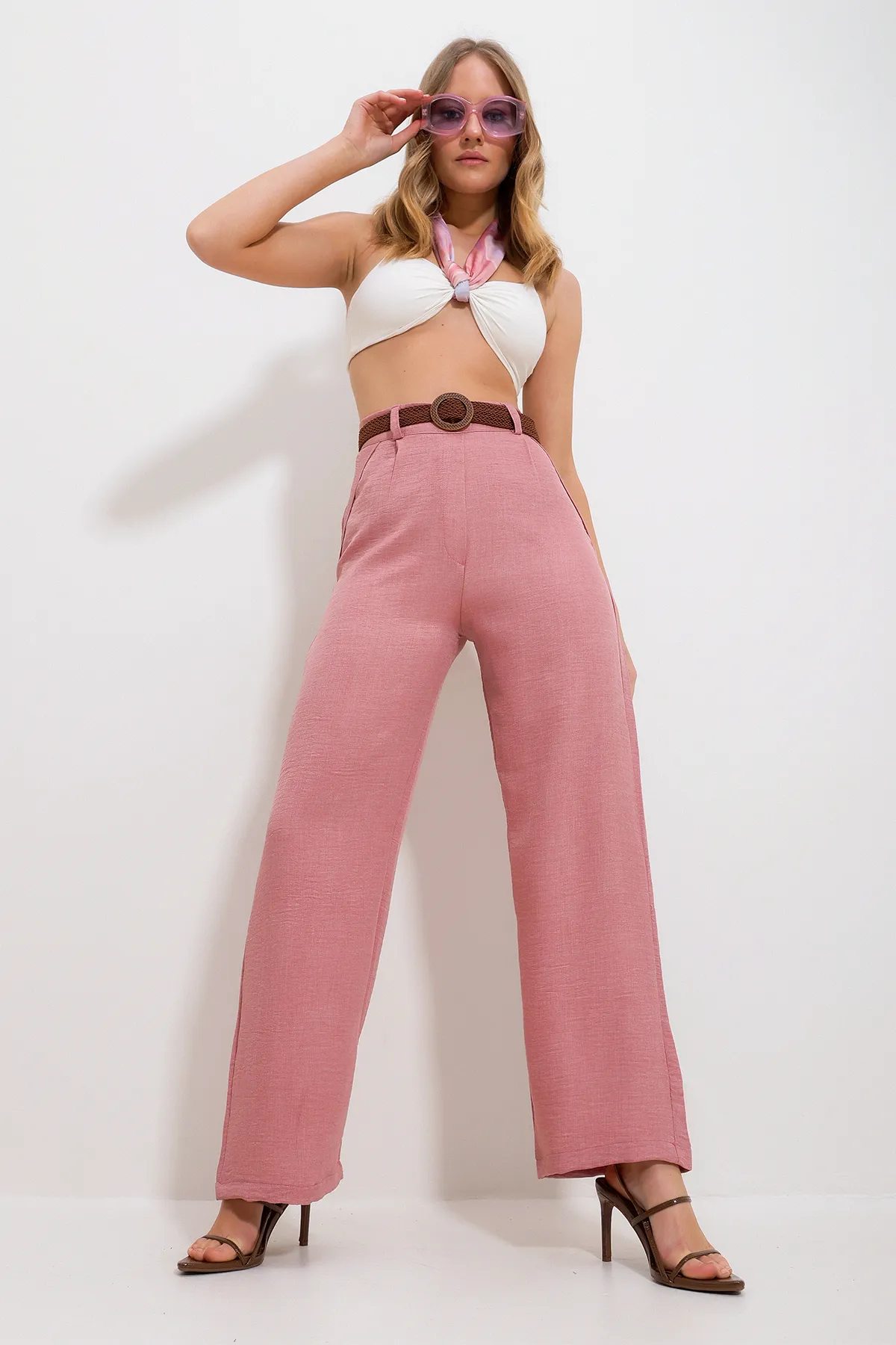 Trend Alaçatı Stili  Puderrosa Webhose für Damen mit hoher Taille, Gürtel und seitlichem verstecktem Reißverschluss ALC-X11881