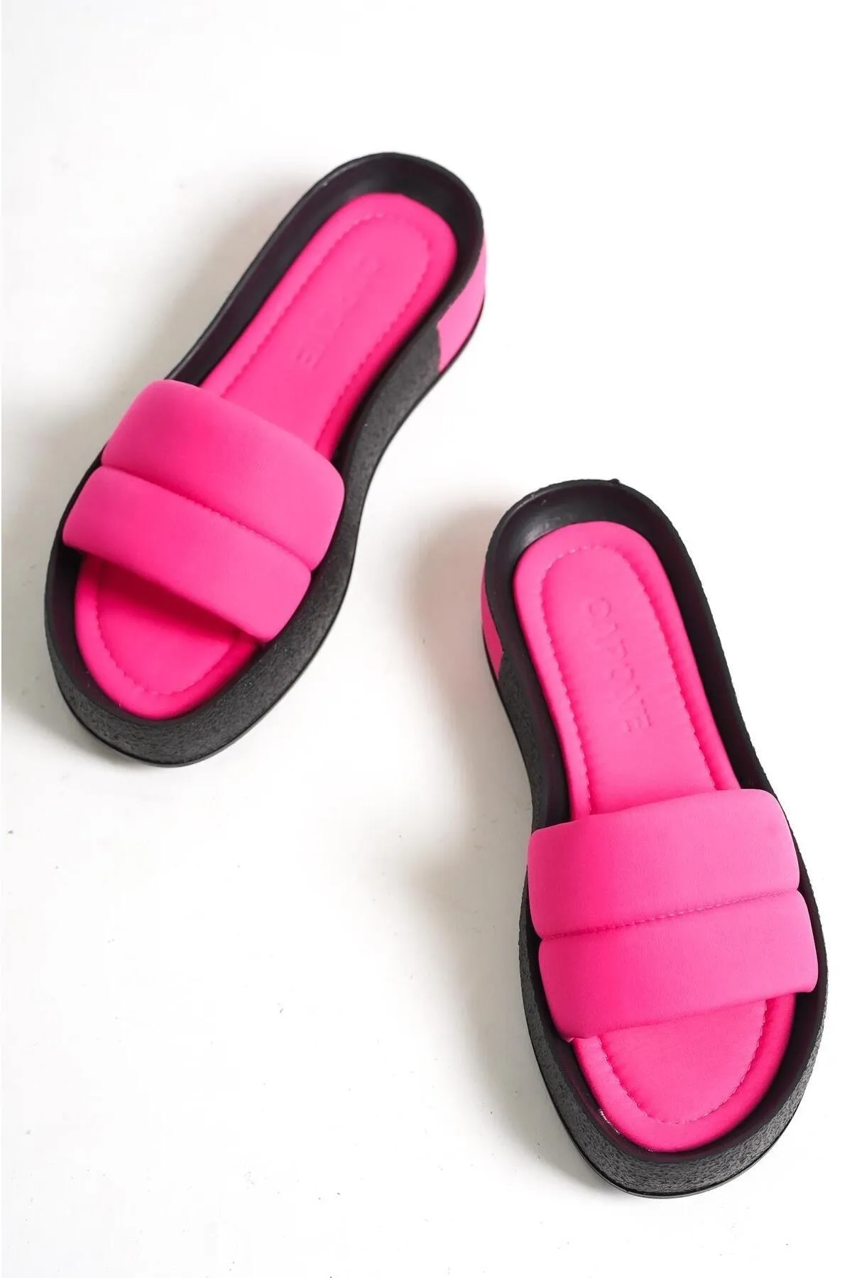 Capone Outfitters  Capone gesteppte, gebänderte, farbenfrohe, detaillierte Damenhausschuhe mit Keilabsatz aus mattem Satin und Fuchsia